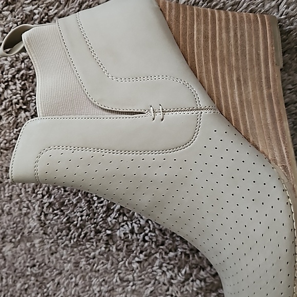 *NEW* DV by Dolce Vita Gerdy Wedge Bootie - Picture 13 of 13